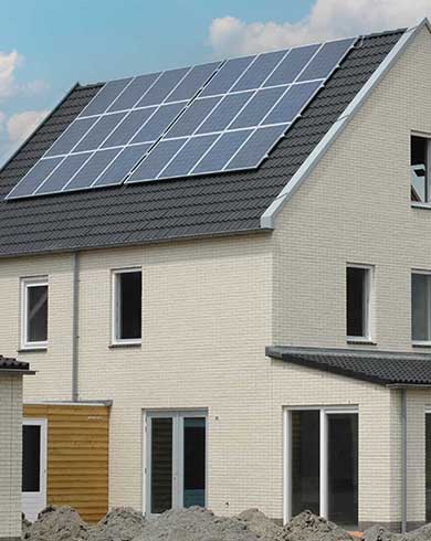 Modernes Haus mit Solaranlage